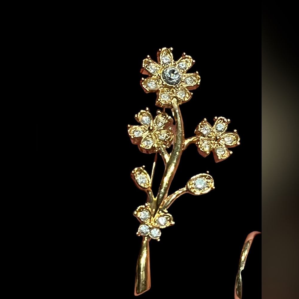 Vintage petite bouquet of flowers brooch
